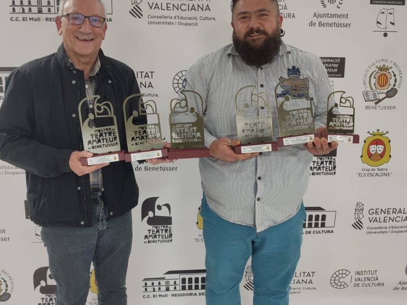 nava y miguel con los premios
