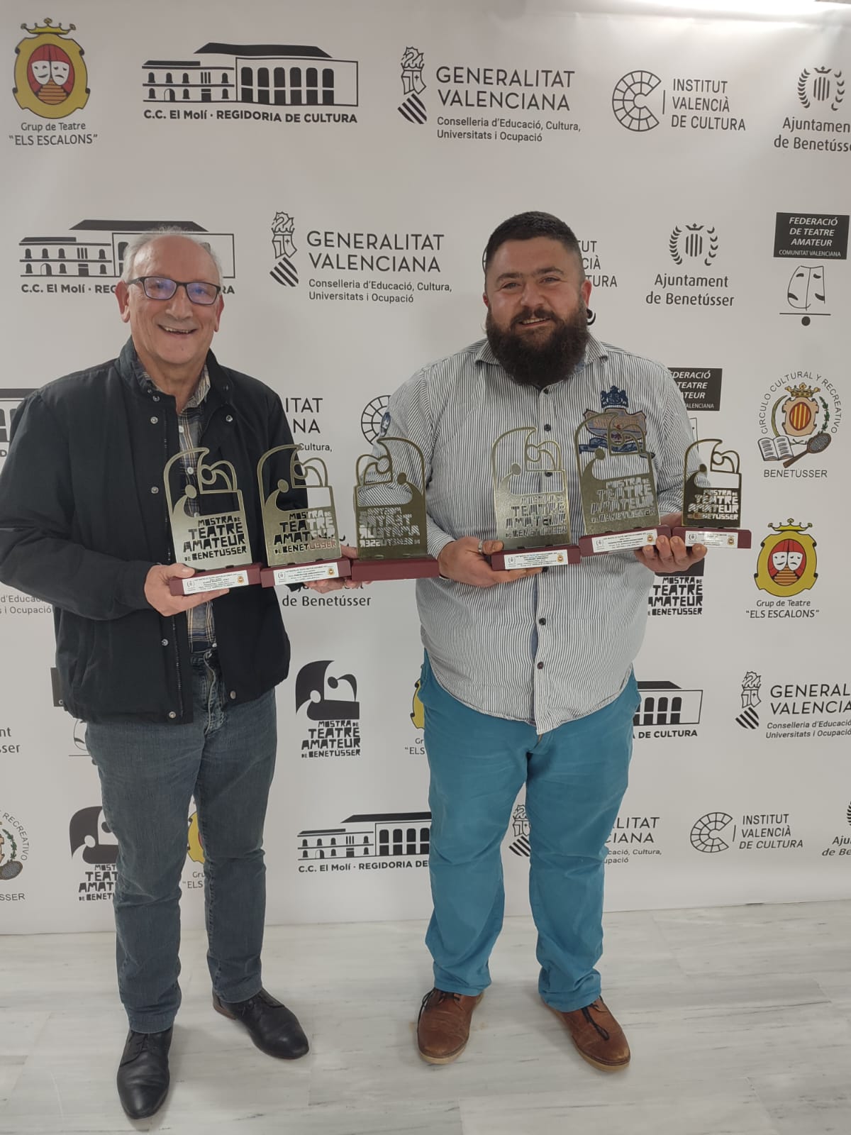 nava y miguel con los premios